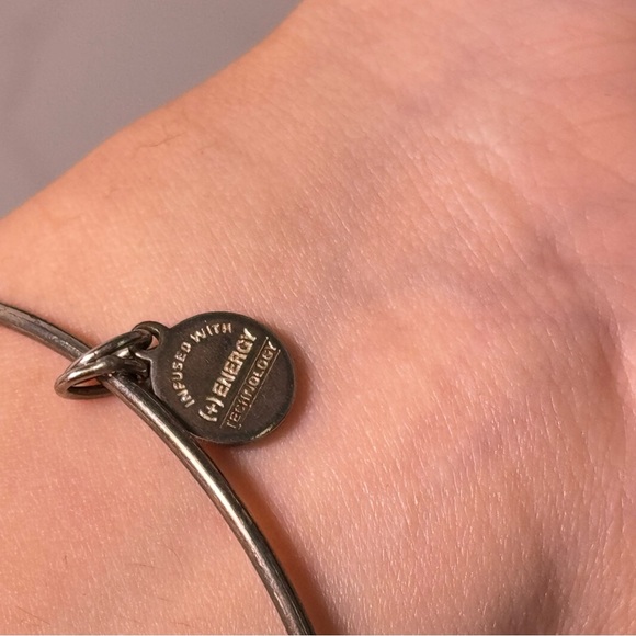 Elegant Silver Bracelet with Amber Accent - Picture 3 of 4